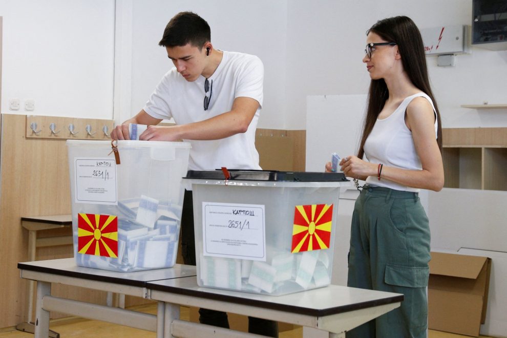 Έκλεισαν οι κάλπες για τις διπλές εκλογές στη Βόρεια Μακεδονία –  Σαρωτική νίκη του VMRO δείχνουν τα πρώτα αποτελέσματα