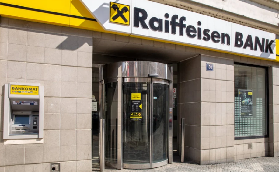 Αυστηρή προειδοποίηση στην αυστριακή τράπεζα Raiffeisen για τις συναλλαγές της με τη Ρωσία