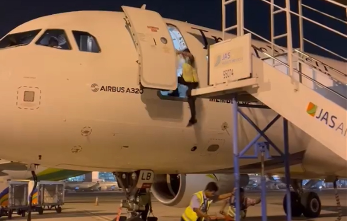Υπάλληλος αεροπορικής εταιρείας δεν παρατήρησε ότι απομακρύνθηκε η σκάλα και έπεσε από ένα Airbus