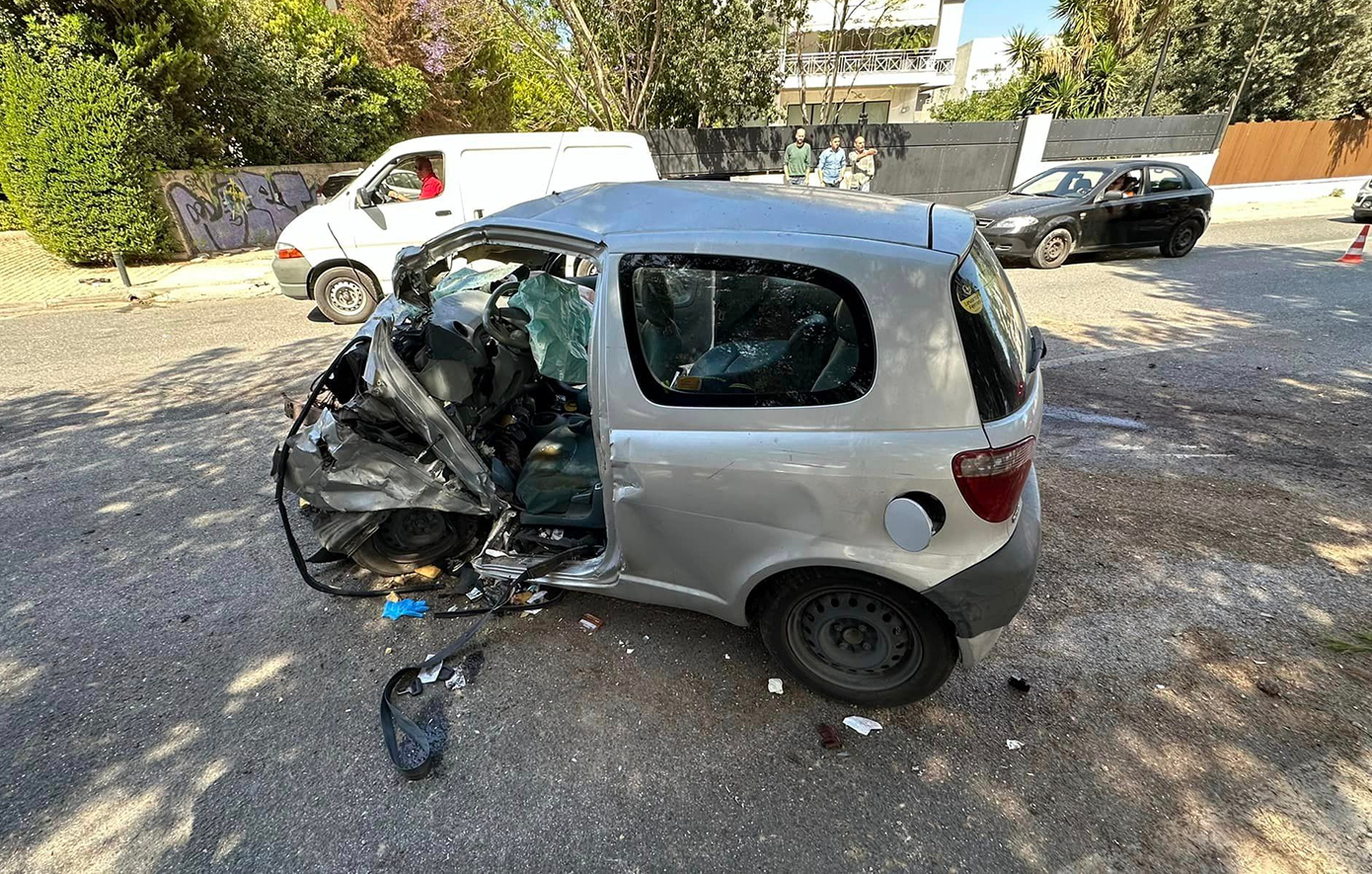Τροχαίο δυστύχημα στο Καβούρι: Νεκρός 37χρονος οδηγός αυτοκινήτου που ανατράπηκε &#8211; Σοκάρουν οι εικόνες