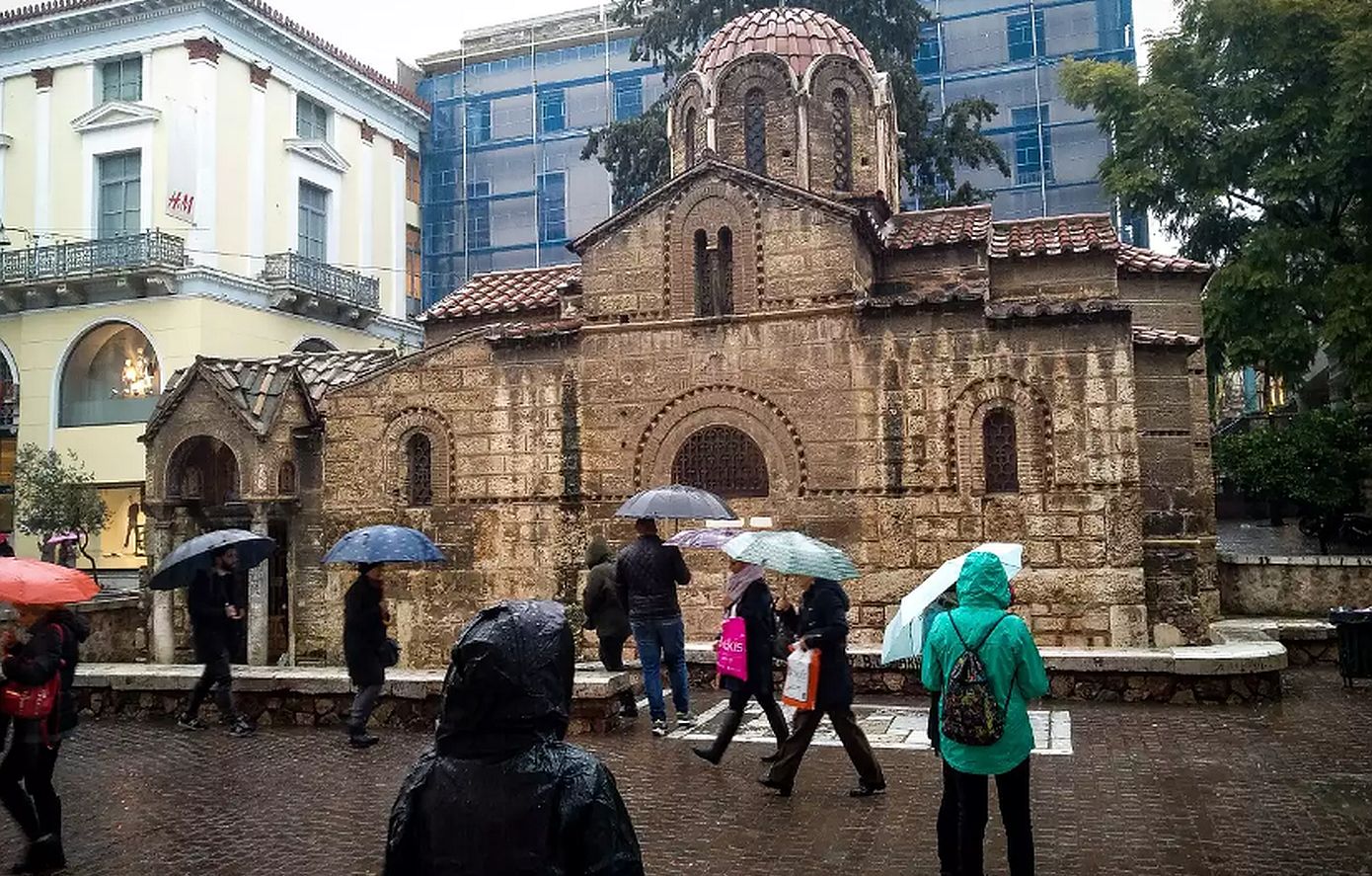 Με «ομπρέλες» θα κάνει ο κόσμος Ανάσταση σε αρκετές περιοχές της Αττικής – Πότε βελτιώνεται ο καιρός