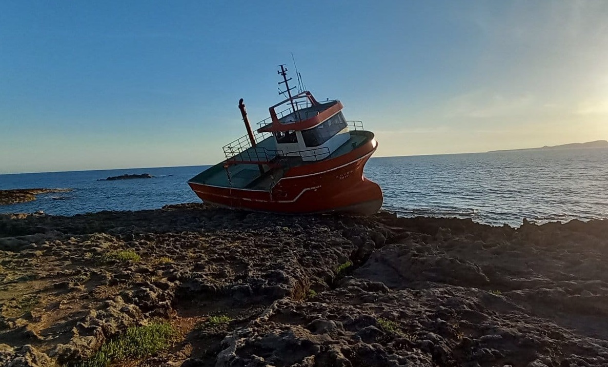 Πλοίο λαθροδιακινητών ξεβράστηκε στην παραλία Μπάρλα της Μεσσηνίας