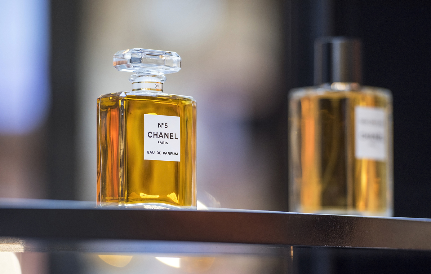 Σαν σήμερα 5 Μαΐου: Κυκλοφορεί το άρωμα Chanel No5 που είναι πιο παλιό και από την μπριγιαντίνη – Πώς δημιουργήθηκε και επιλέχθηκε από την Κοκό