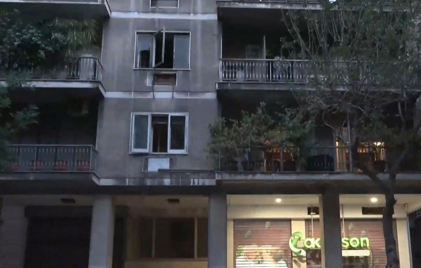 Τραγωδία στο κέντρο της Αθήνας &#8211; Αδέλφια ανασύρθηκαν νεκρά μετά από φωτιά σε διαμέρισμα