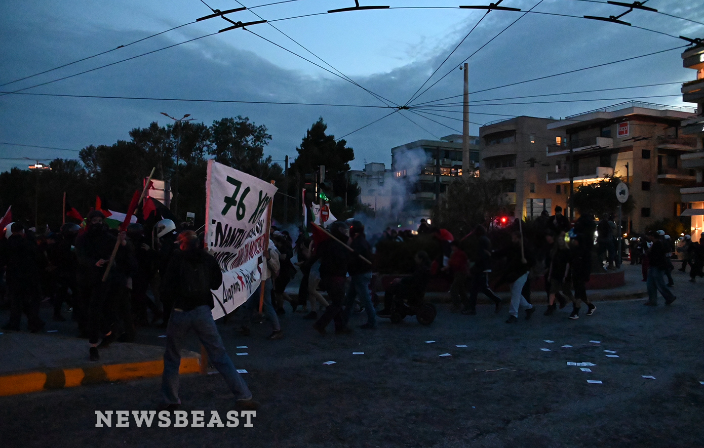 Επεισόδια στην πορεία υπέρ της Παλαιστίνης στο κέντρο &#8211; Πέτρες και χημικά μεταξύ διαδηλωτών και ΜΑΤ