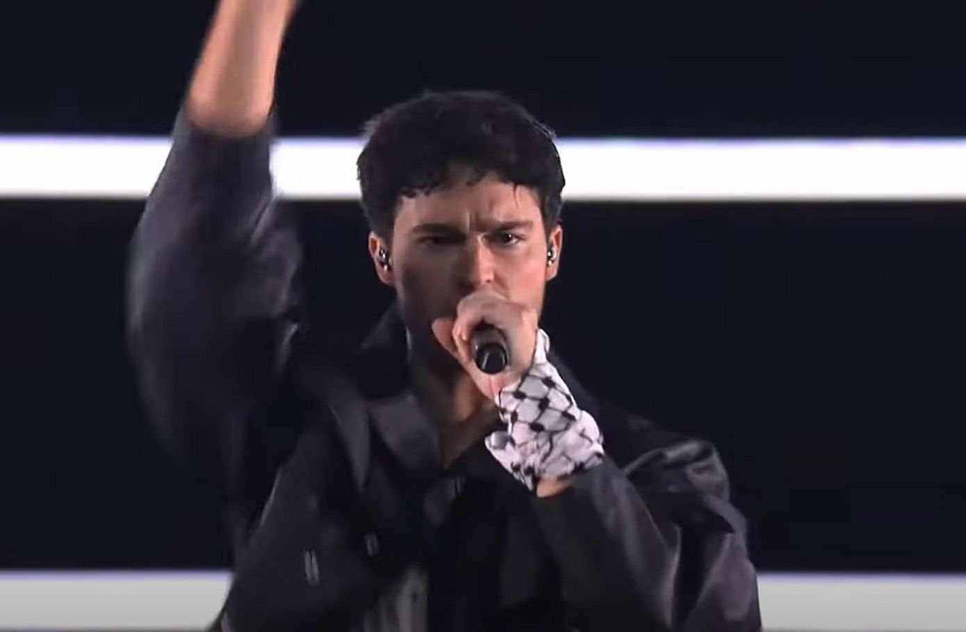 Eurovision 2024: Σουηδός καλλιτέχνης ανέβηκε στη σκηνή με παλαιστινιακό μαντήλι – Η αντίδραση της ΕBU