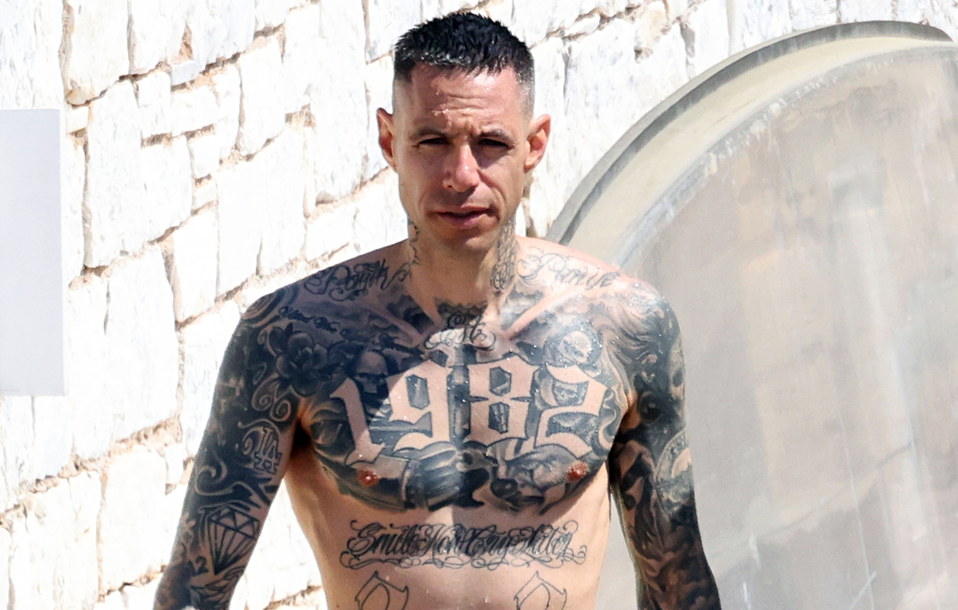 Ο Πάρις Κασιδόκωστας στην παραλία &#8211; Γυμνασμένος και γεμάτος τατουάζ