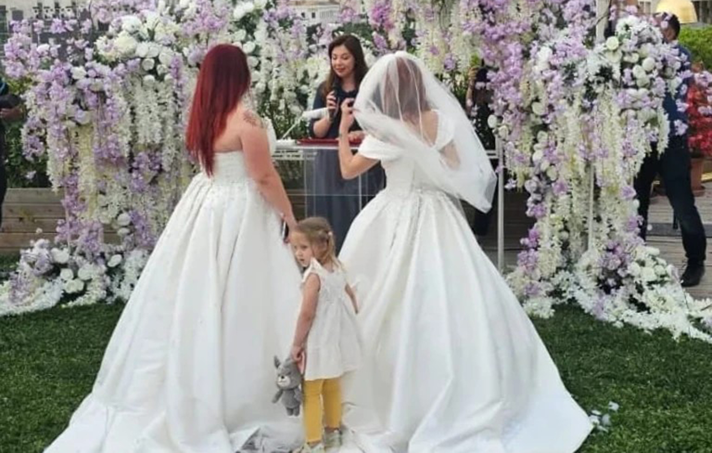 Ο πρώτος ανεπίσημος γάμος ομόφυλου ζευγαριού στην Αλβανία &#8211; «Η κοινωνία μας είναι πολύ πατριαρχική και ομοφοβική»