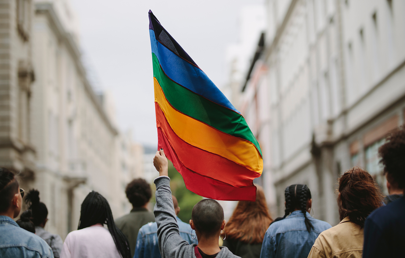 «Τα ΛΟΑΤΚΙ+ άτομα αντιμετωπίζουν λιγότερες διακρίσεις, αλλά περισσότερη βία σε σχέση με πριν 3 χρόνια» λέει η ΕΕ