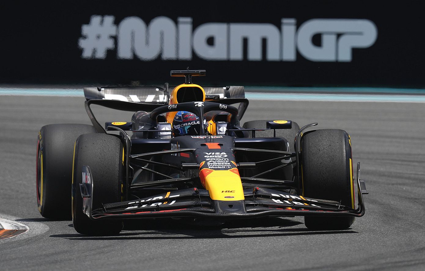 Formula 1: Ο Μαξ Φερστάπεν κέρδισε το σπριντ στο Μαϊάμι – Επεισοδιακή η εκκίνηση με επαφή τεσσάρων μονοθεσίων