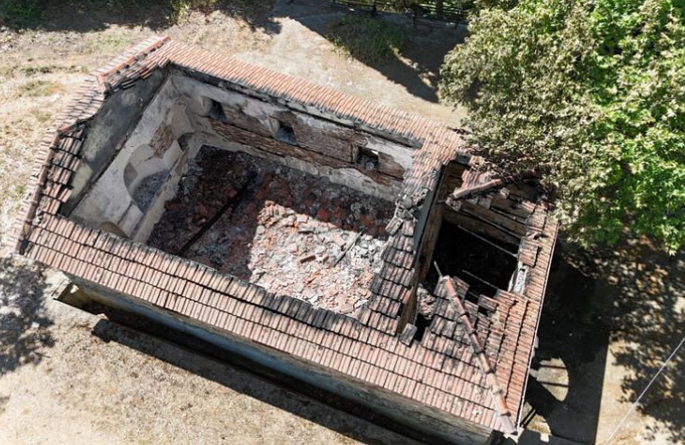 Άνδρας έβαλε φωτιά και έκαψε ιστορική εκκλησία 156 ετών στη Χαλκιδική
