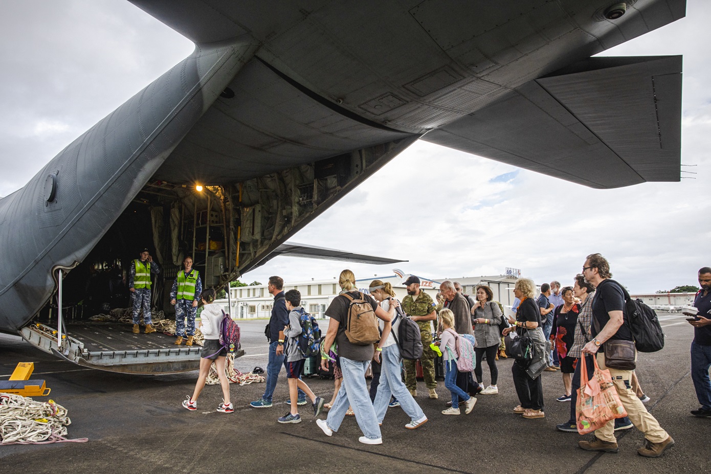 Άρον άρον έφυγαν περίπου 100 τουρίστες από τη Νέα Καληδονία μετά τις βίαιες ταραχές