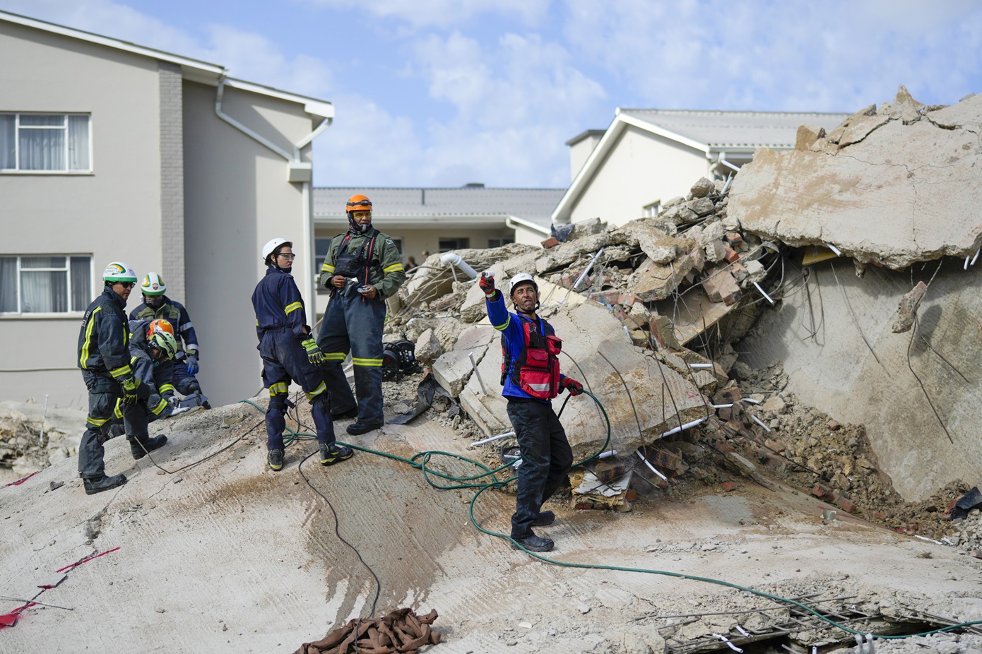 Αυξήθηκε ο αριθμός των νεκρών από την κατάρρευση κτιρίου στη Νότια Αφρική – Έφθασαν τους 30