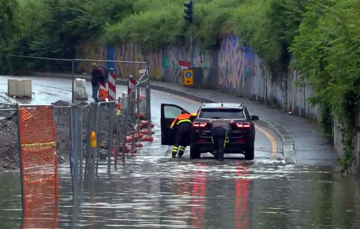 Κακοκαιρία «χτυπά» το Μιλάνο &#8211; Πλημμύρισαν δρόμοι και ανέβηκε η στάθμη του ποταμού Σέβεζο