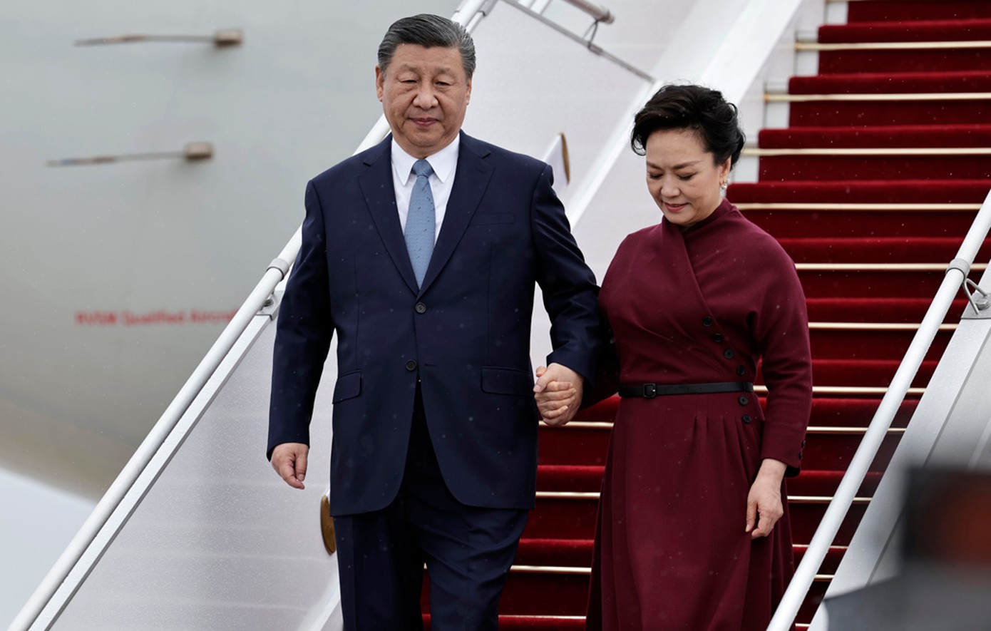 Στη Γαλλία ο πρόεδρος της Κίνας Σι Τζινπίνγκ – Τι σηματοδοτεί η επίσκεψή του
