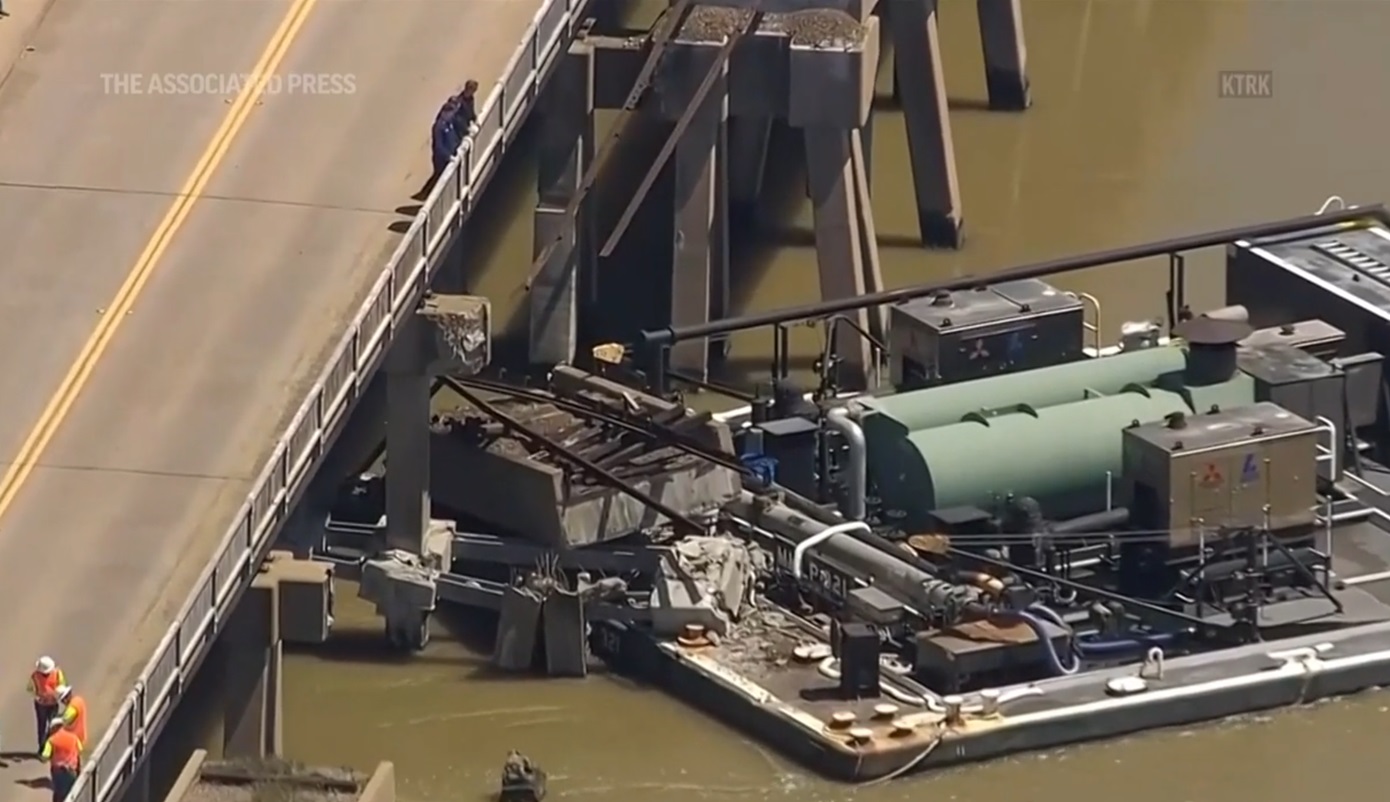 Φορτηγό πλοίο συγκρούστηκε με γέφυρα στο Τέξας προκαλώντας διαρροή πετρελαίου