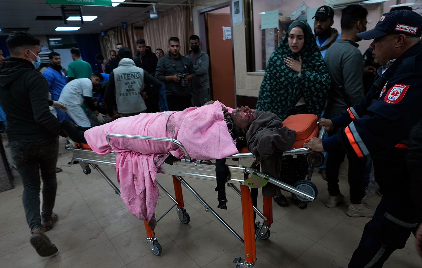 «Δεμένοι στα κρεβάτια, με κλειστά μάτια, χωρίς παυσίπονα και φορώντας πάνες» οι τραυματίες από τη Γάζα σε νοσοκομεία του Ισραήλ