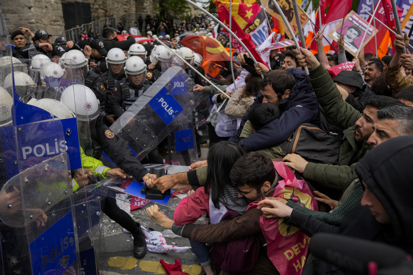 Σοβαρά επεισόδια στην πορεία για την Πρωτομαγιά στην Κωνσταντινούπολη &#8211; Έγιναν 210 συλλήψεις