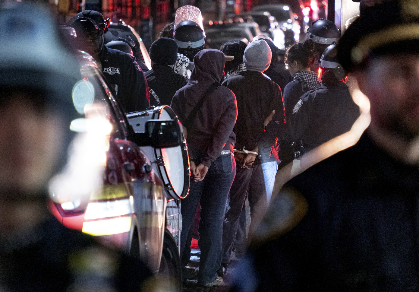 Σκηνές χάους στα πανεπιστήμια των ΗΠΑ – Η αστυνομία απομακρύνει με τη βία διαδηλωτές – Πάνω από 2.000 συλλήψεις