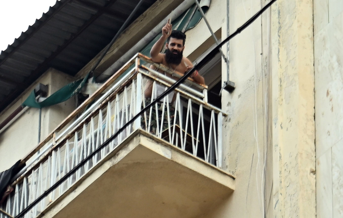 Άνδρας σε κατάσταση αμόκ στο κέντρο της Αθήνας, απειλεί να ανατινάξει φιάλη υγραερίου Άνδρας σε κατάσταση αμόκ στο κέντρο της Αθήνας, απειλεί να ανατινάξει φιάλη υγραερίου