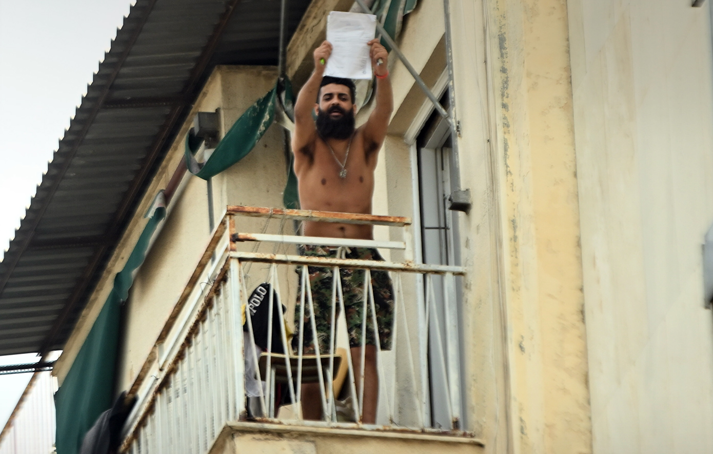 Άνδρας σε κατάσταση αμόκ στο κέντρο της Αθήνας, απειλεί να ανατινάξει φιάλη υγραερίου Άνδρας σε κατάσταση αμόκ στο κέντρο της Αθήνας, απειλεί να ανατινάξει φιάλη υγραερίου