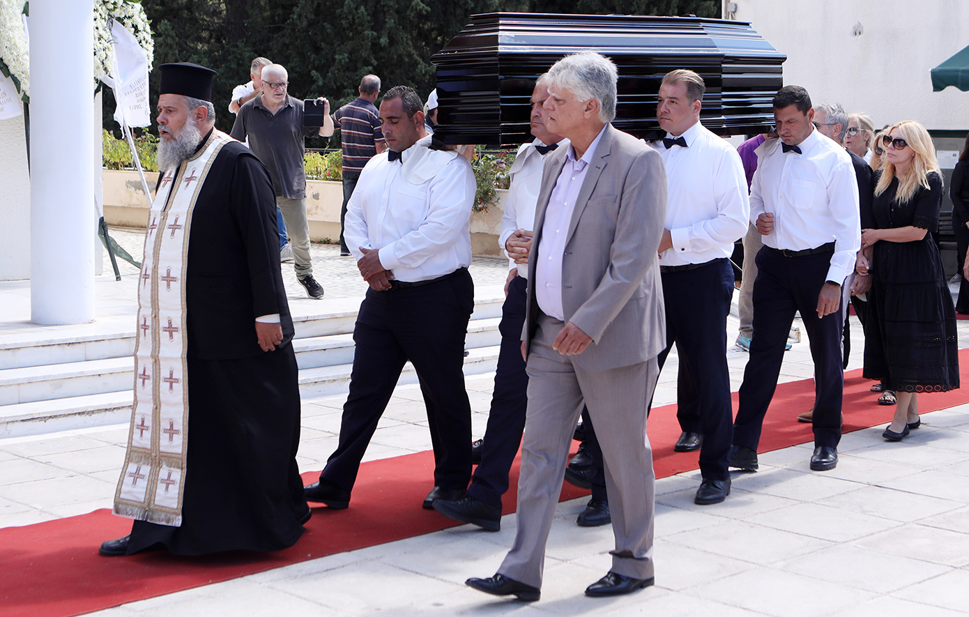 Συγκίνηση στην κηδεία του ηθοποιού Ντίνου Καρύδη Συγκίνηση στην κηδεία του ηθοποιού Ντίνου Καρύδη