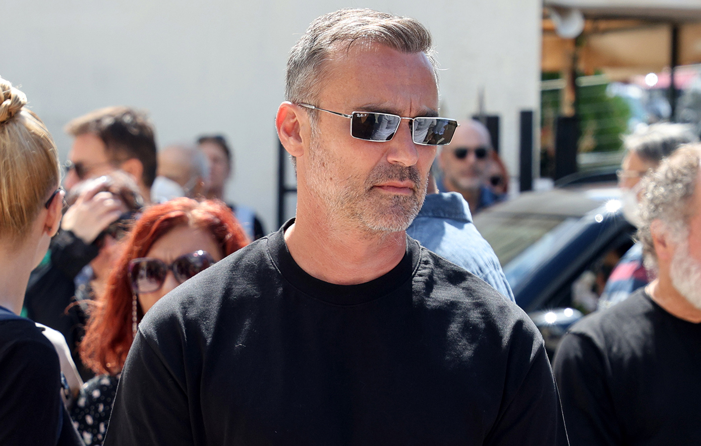 Συγκίνηση στην κηδεία του ηθοποιού Ντίνου Καρύδη Συγκίνηση στην κηδεία του ηθοποιού Ντίνου Καρύδη