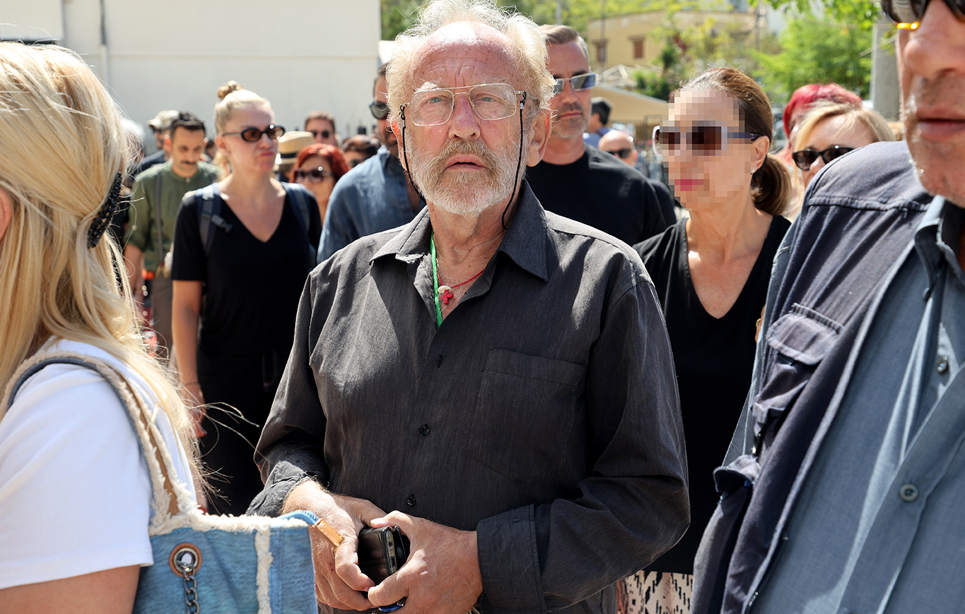 Συγκίνηση στην κηδεία του ηθοποιού Ντίνου Καρύδη Συγκίνηση στην κηδεία του ηθοποιού Ντίνου Καρύδη