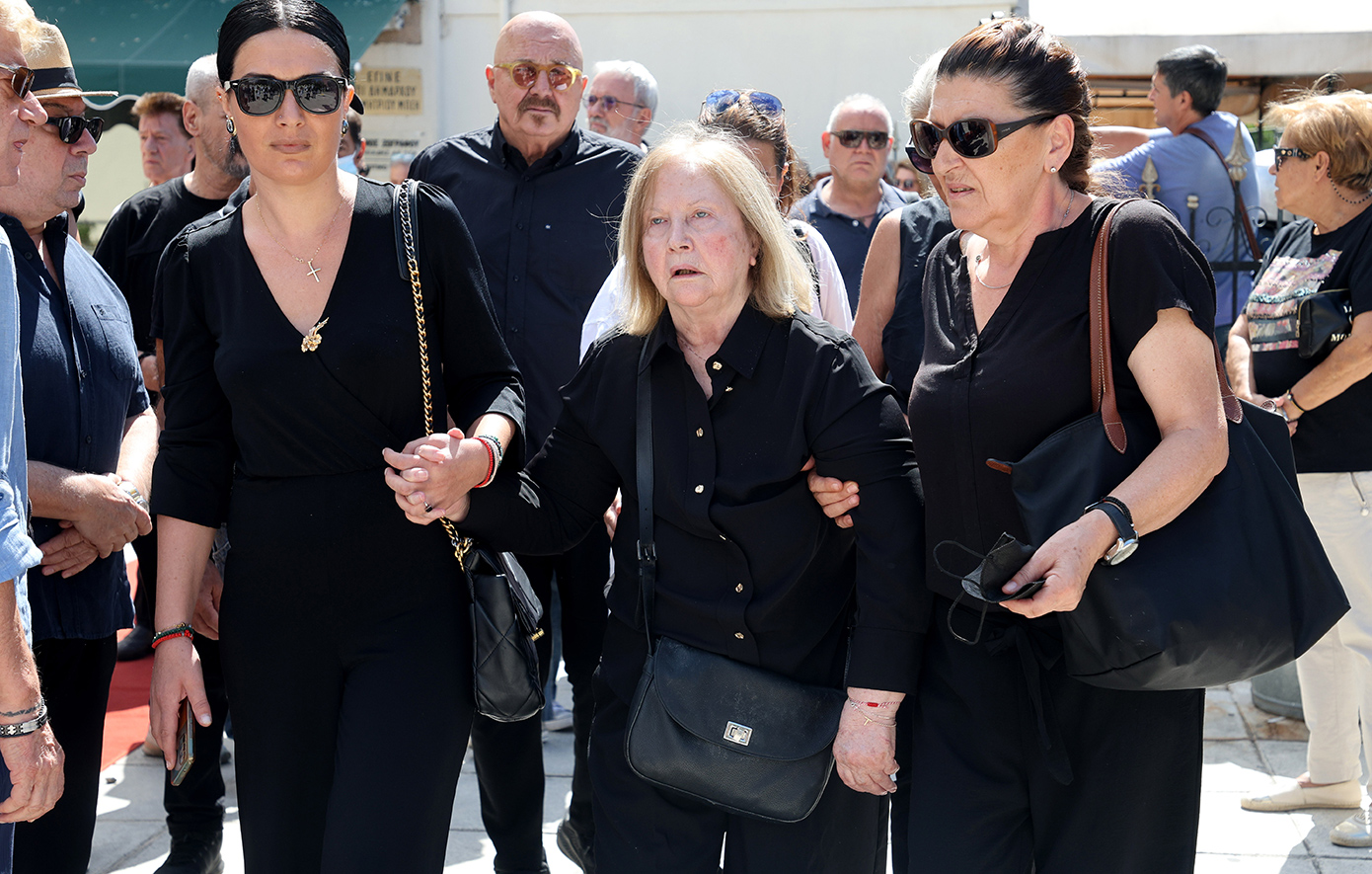 Συγκίνηση στην κηδεία του ηθοποιού Ντίνου Καρύδη Συγκίνηση στην κηδεία του ηθοποιού Ντίνου Καρύδη