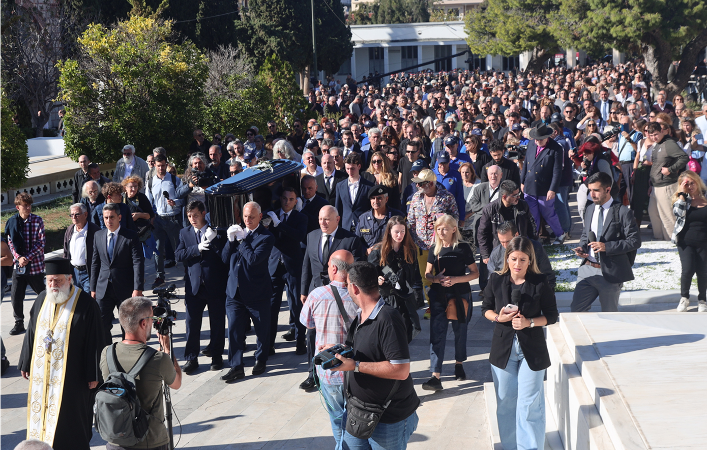 «Τραγούδησε για εμάς, τον λαό, το έθνος και την ιστορία» – Συγκίνηση, δάκρυα και μουσική στην κηδεία του Διονύση Σαββόπουλου