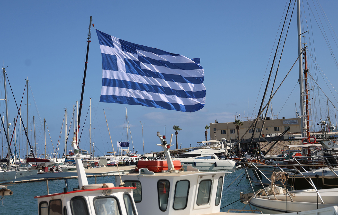 Ελληνική σημαία των 1.440 τετραγωνικών μέτρων υψώθηκε στο λιμάνι του Ηρακλείου
