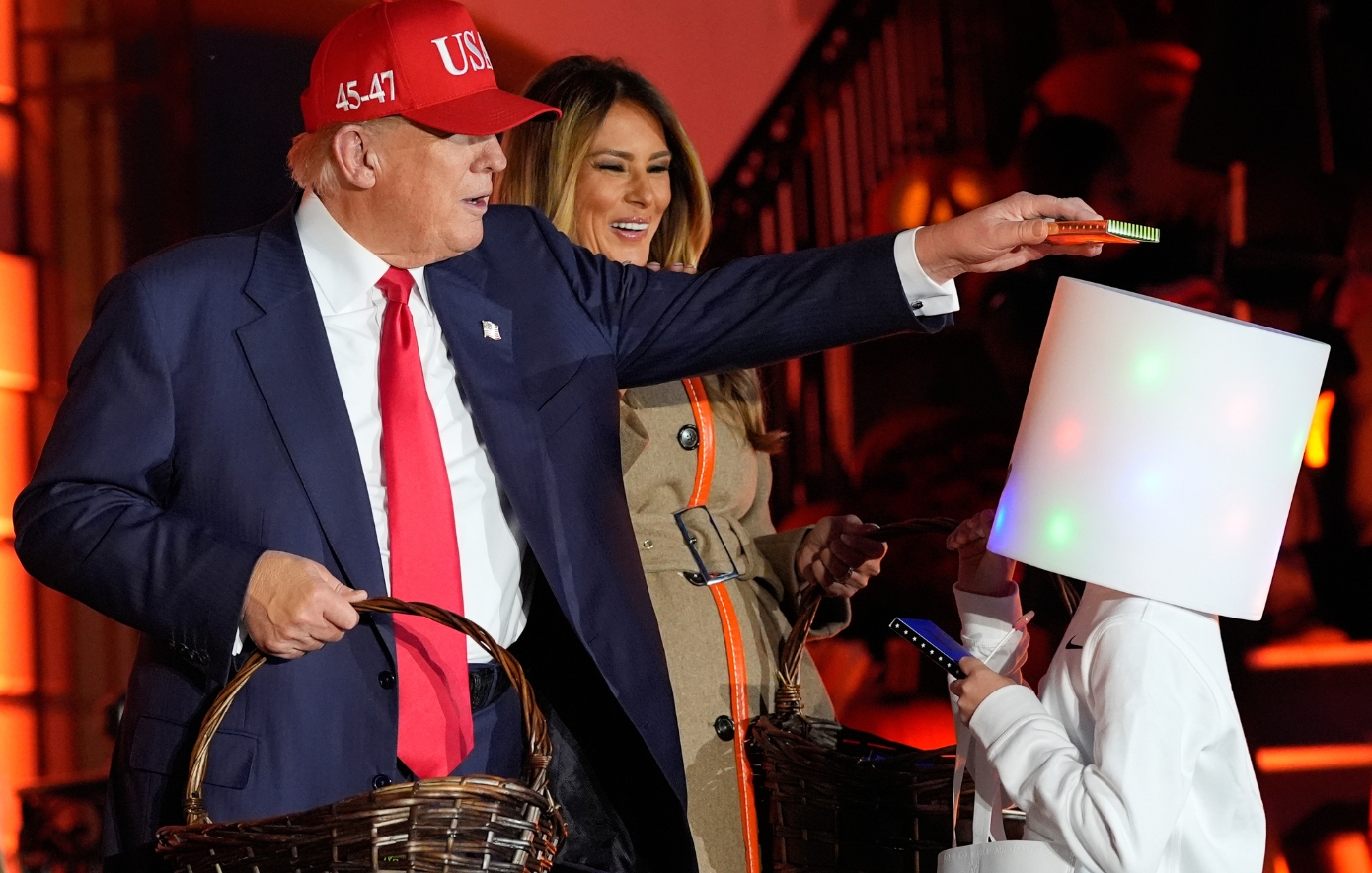 Εκατοντάδες παιδιά στον Λευκό Οίκο για το Halloween – Η viral κίνηση που επανέλαβε ο Τραμπ μετά από 6 χρόνια