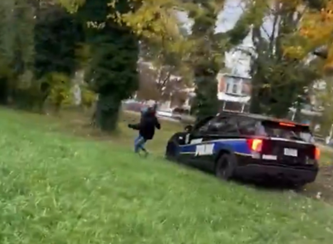 Σάλος με βίντεο που δείχνει περιπολικό να κυνηγάει για να χτυπήσει πολίτη