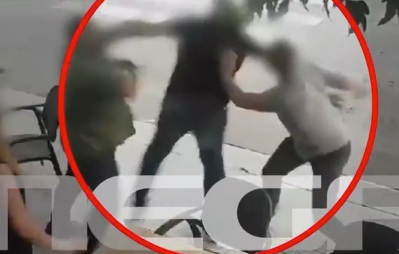 Σοκαριστικό βίντεο με ξυλοδαρμό 52χρονου  έξω από μπαρ στο Ναύπλιο – Κατέληξε μετά από μήνες νοσηλείας