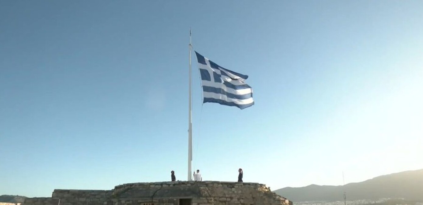 Έπαρση της σημαίας στην Ακρόπολη για την εθνική επέτειο της 28ης Οκτωβρίου – Κανονιοβολισμοί στον Λυκαβηττό