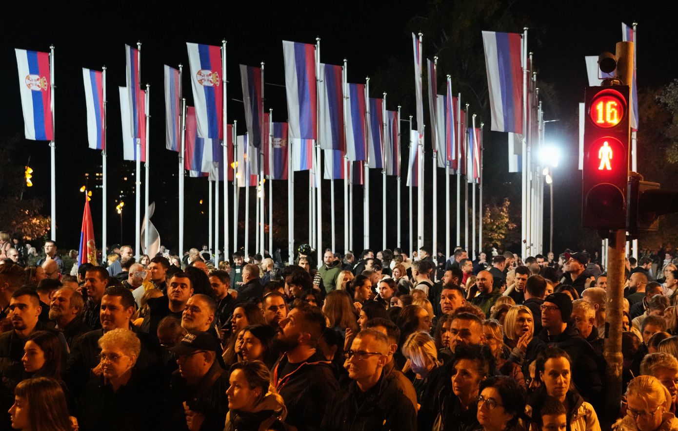 Συγκέντρωση μνήμης στο Νόβι Σαντ για τα θύματα της τραγωδίας στον σιδηροδρομικό σταθμό – Σταματούν τις καταλήψεις οι φοιτητές