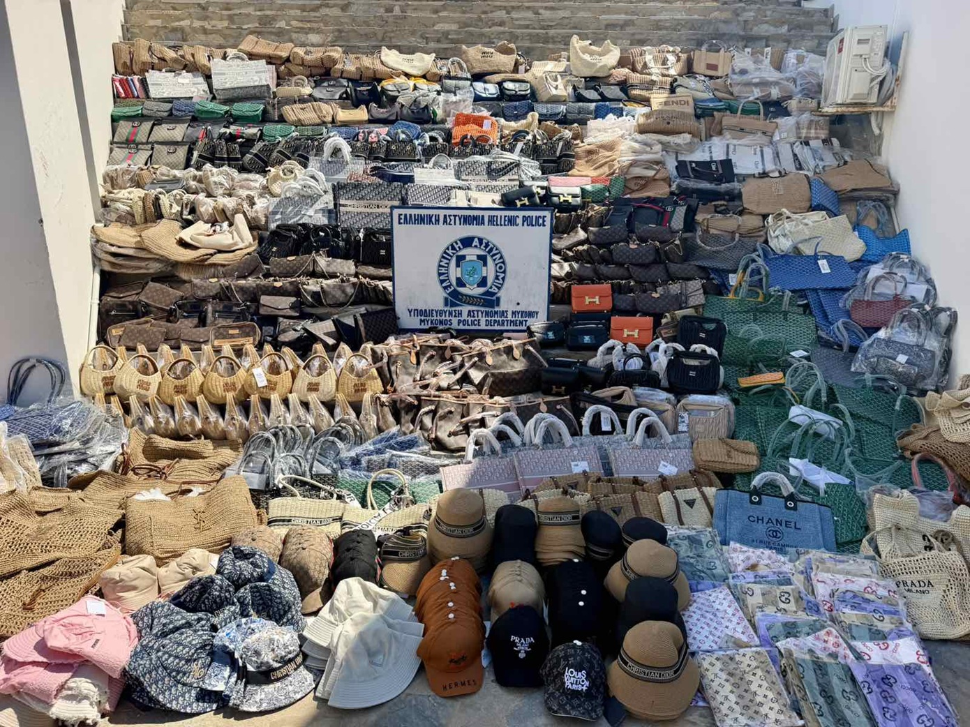 Στα χέρια της ΕΛ.ΑΣ. κύκλωμα που διακινούσε «μαϊμού» είδη πολυτελείας σε τουριστικές περιοχές της Μυκόνου