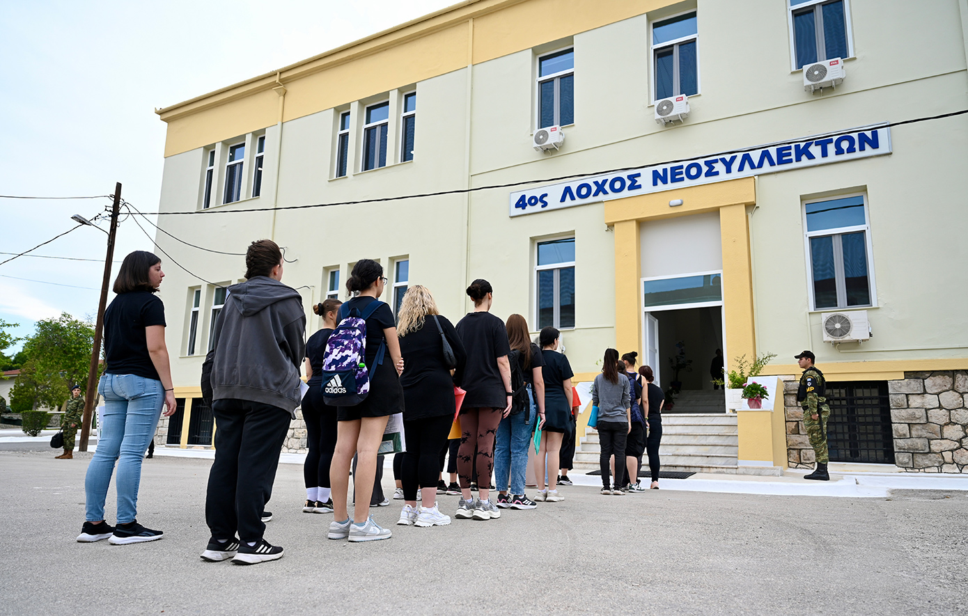 Λαμία: Παρουσιάστηκαν οι πρώτες γυναίκες που θα υπηρετήσουν στον στρατό