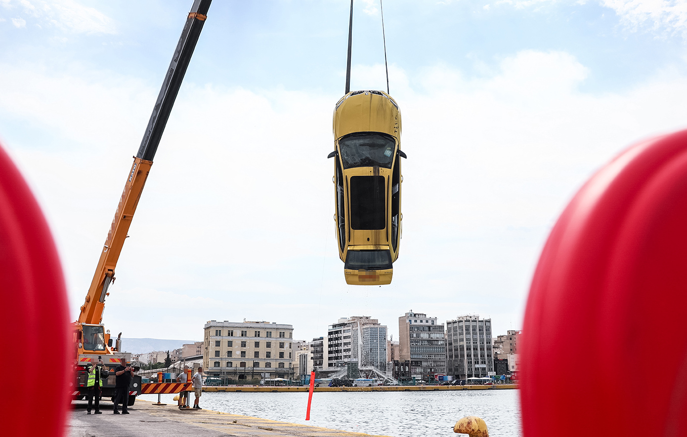 Τραγωδία στο λιμάνι του Πειραιά: Ανασύρθηκε νεκρός ο οδηγός του ταξί που έπεσε στη θάλασσα