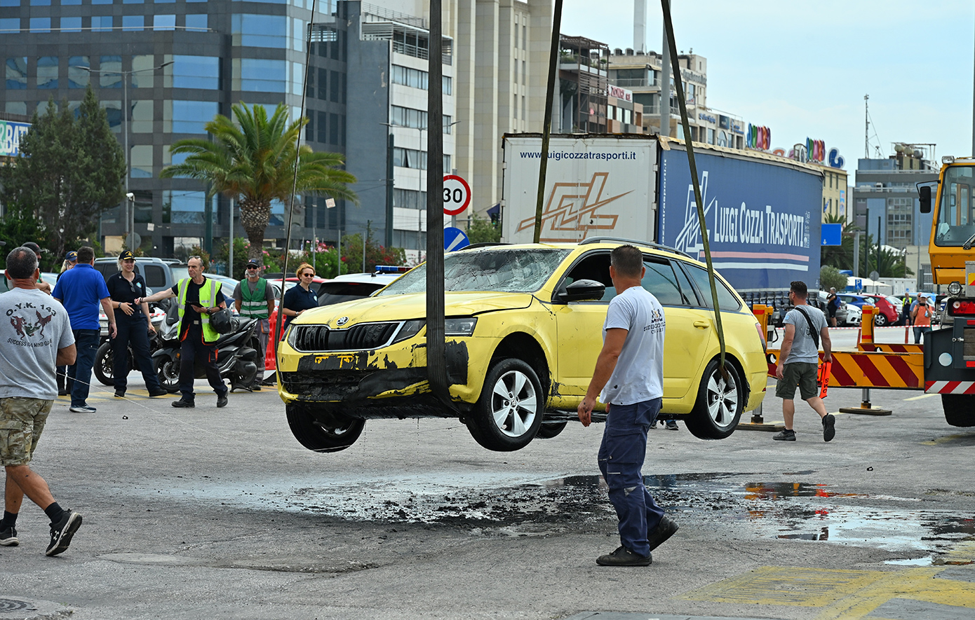 Τραγωδία στο λιμάνι του Πειραιά: Ανασύρθηκε νεκρός ο οδηγός του ταξί που έπεσε στη θάλασσα