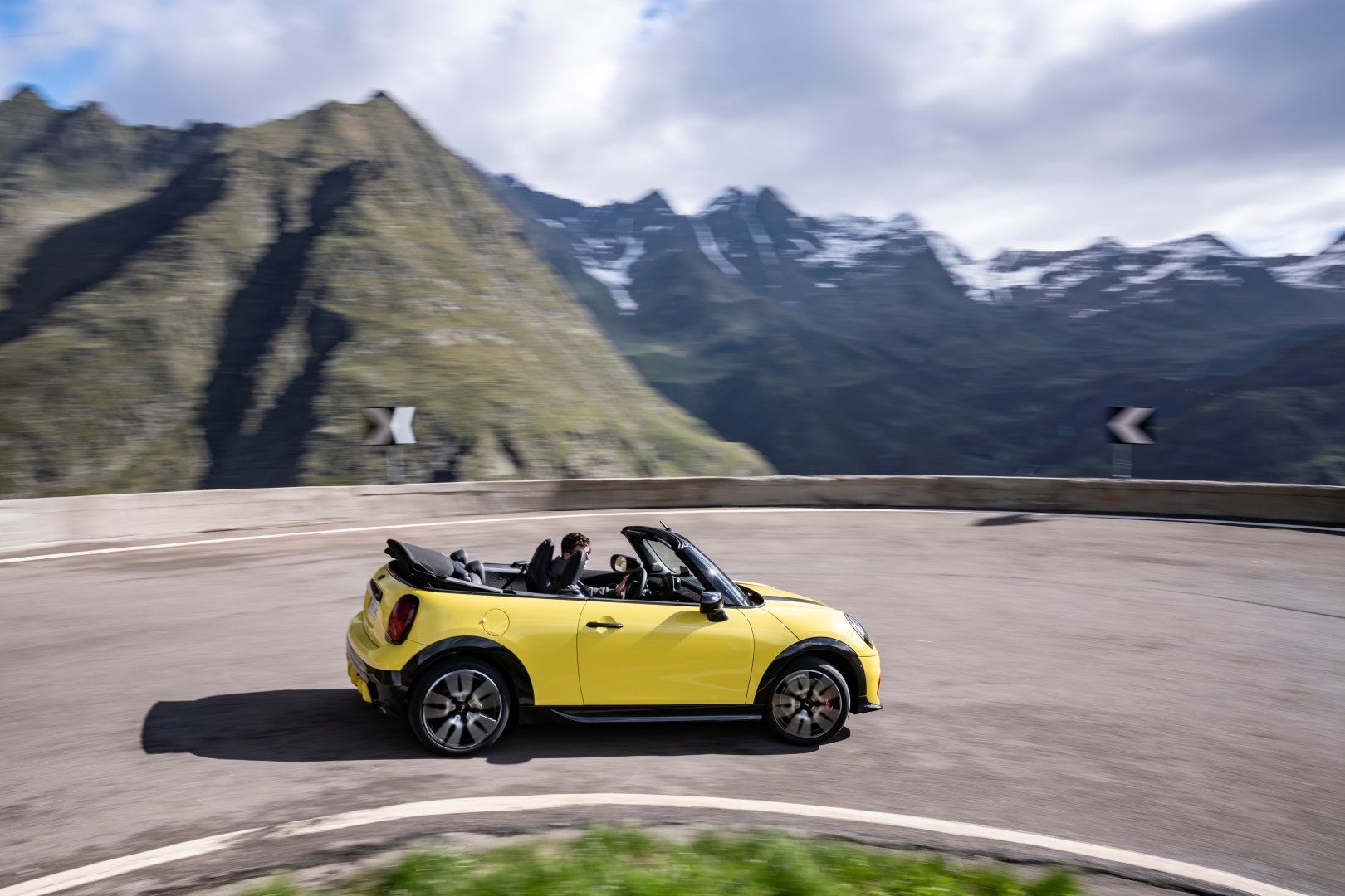 MINI John Cooper Works Cabrio: Κορυφαίες επιδόσεις με ανοιχτή οροφή MINI John Cooper Works Cabrio: Κορυφαίες επιδόσεις με ανοιχτή οροφή