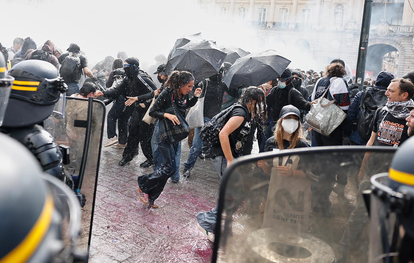 Έκρηξη οργής στη Γαλλία: Οδοφράγματα, συγκρούσεις και χάος στους δρόμους – Με δακρυγόνα απαντά η αστυνομία στις μαθητικές κινητοποιήσεις
