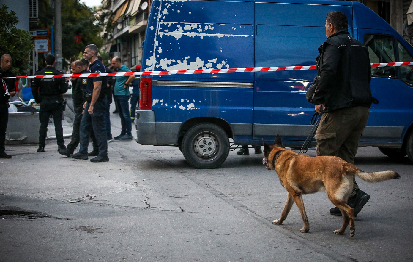 Τα νεότερα για την έκρηξη στον Κολωνό με τους 4 τραυματίες και το σακίδιο «παγίδα» – Εκρηκτικός μηχανισμός με τηλεχειριστήριο και οι έρευνες στους ποινικούς
