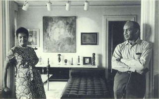 Ο συγγραφέας Ραλφ Έλισον με την σύζυγό του Φάνυ στο σπίτι του 