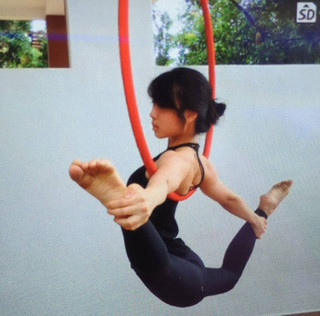 this_bendy_girl_has_all_kinds_of_skills_in_the_air_640_06