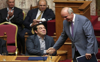 Greek Prime Minister Alexis Tsipras shakes hands with leader of main opposition New Democracy conservative party Evangelos Meimarakis after delivering his speech during a parliamentary session in Athens, Greece, July 10, 2015. Greek Prime Minister Alexis Tsipras appealed to his party's lawmakers on Friday to back a tough reforms package after abruptly offering last-minute concessions to try to save the country from financial meltdown.            REUTERS/Alkis Konstantinidis
