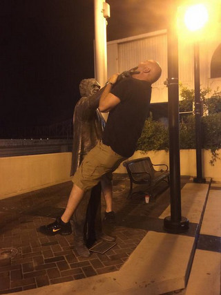35-people-caught-having-too-much-fun-with-statues-007