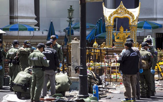 Experts investigate the Erawan shrine at the site of a deadly blast in central Bangkok, Thailand, August 18, 2015. A bomb blast at a popular shrine in Bangkok that killed 22 people including eight foreigners did not match the tactics used by separatist rebels in southern Thailand, the country's army chief said on Tuesday. REUTERS/Athit Perawongmetha