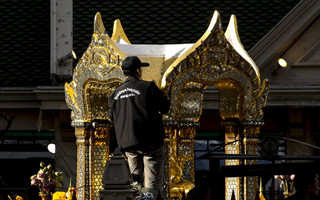 An expert investigates the Erawan shrine at the site of a deadly blast in central Bangkok, Thailand, August 18, 2015. A bomb blast at a popular shrine in Bangkok that killed 22 people including eight foreigners did not match the tactics used by separatist rebels in southern Thailand, the country's army chief said on Tuesday. REUTERS/Athit Perawongmetha