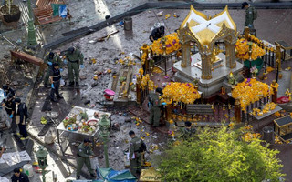 Experts investigate the Erawan shrine at the site of a deadly blast in central Bangkok, Thailand, August 18, 2015. A bomb blast at a popular shrine in Bangkok that killed 22 people including eight foreigners did not match the tactics used by separatist rebels in southern Thailand, the country's army chief said on Tuesday. REUTERS/Athit Perawongmetha